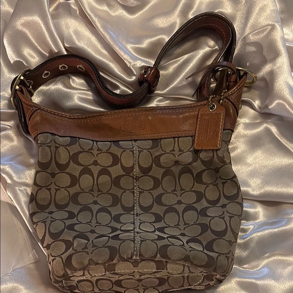 💎AUTHENTIC💎COACH Brown Leather Shoulder Bag with Signature Design